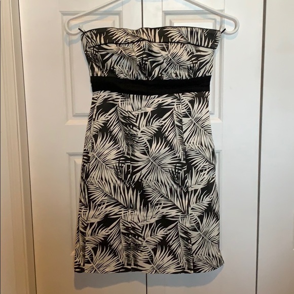 H&M Dresses & Skirts - H&M tropical Leave strapless dress